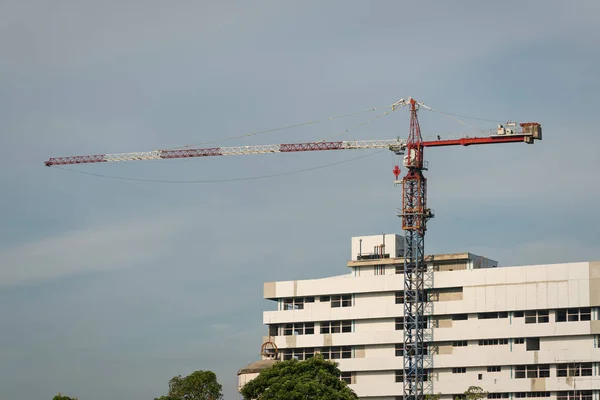 Guindaste único no canteiro de obras . — Fotografia de Stock