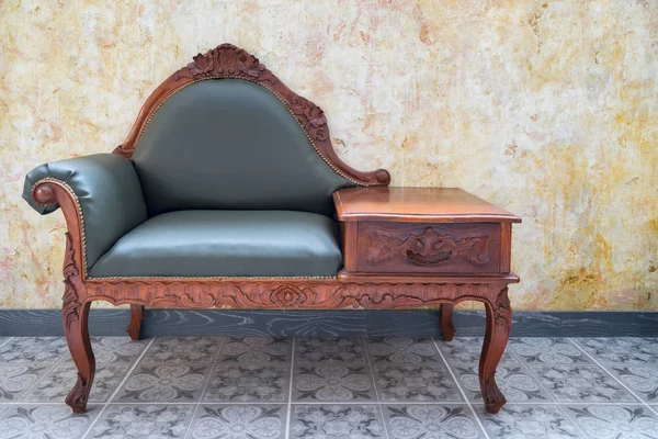 Sarı çimento duvarlı vintage ahşap kanepe