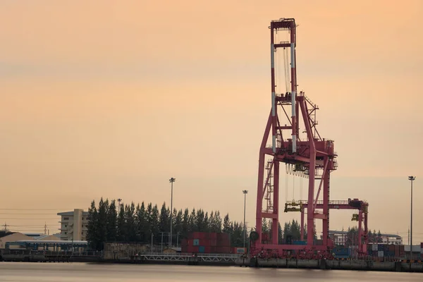 Grúas de carga en puerto industrial — Foto de Stock
