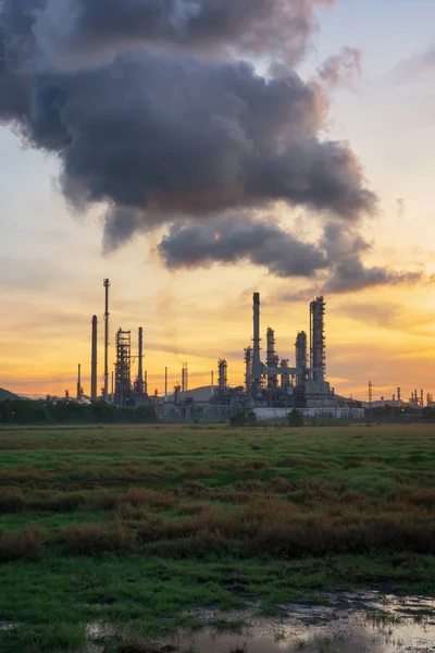 Oil refinery at sunset. — ஸ்டாக் புகைப்படம்