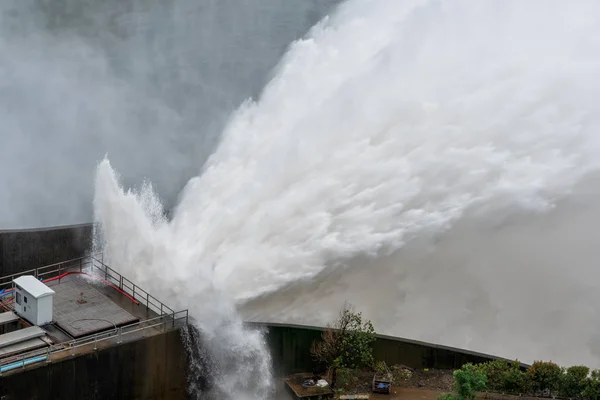 Dam with floodgate, Dam with water overflow. — Stock Photo, Image