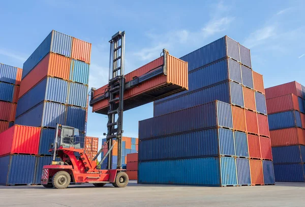 Завантаження контейнерної коробки для вилочного навантажувача до вантажівки в транспортній пряжі — стокове фото