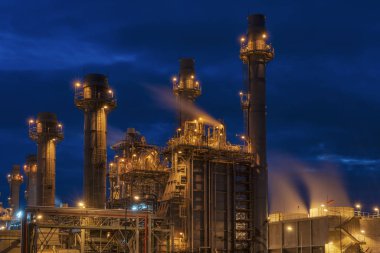 Mavi gökyüzü üzerinde enerji santrali.