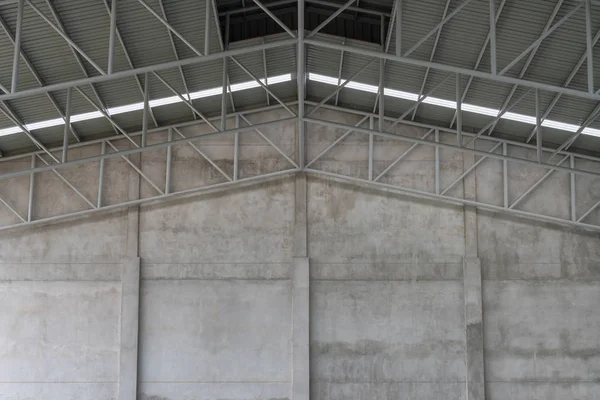 Ściany cementowe i konstrukcje dachowe magazynów. — Zdjęcie stockowe
