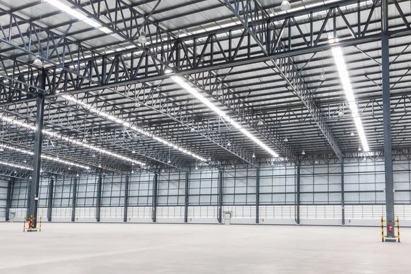 Empty warehouse. Factory building or warehouse building with con — Stock Photo, Image