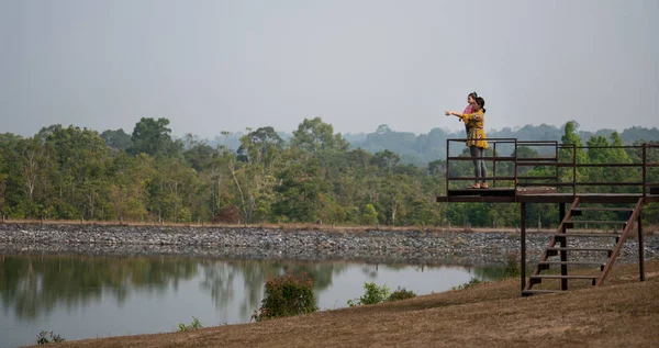 Giovane madre asiatica e carina figlia stanno guardando la natura al — Foto Stock