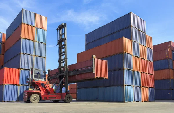 Vorkheftruck handling container vak laden om vrachtwagen in de scheepvaart Yar Stockfoto