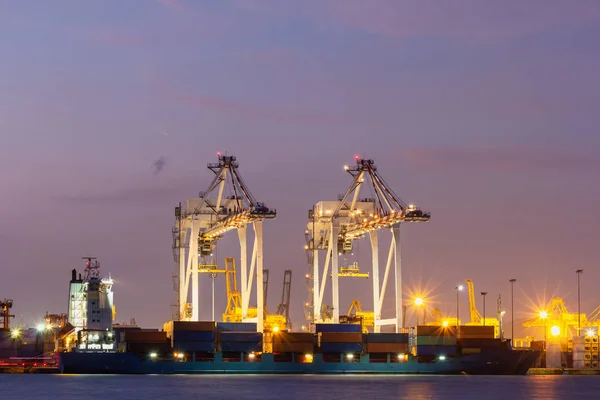 Вантажні крани в промисловому порту в сутінках . — стокове фото