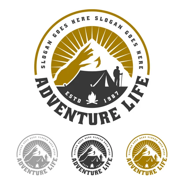 Logo gunung, berkemah dan mendaki desain lambang, kehidupan petualangan - Stok Vektor