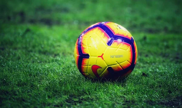 Sahada futbol topu