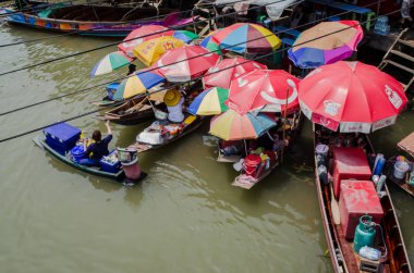 Amphawa, Samut Songkhram, Tayland, 24 Şubat: tüccar sel Grup