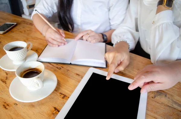 Groupe de femmes travaillant dans un café — Photo