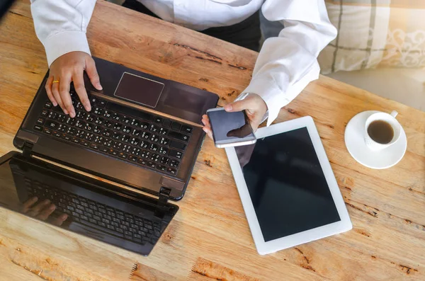 Молода жінка використовує ноутбук на дерев'яному столі — стокове фото