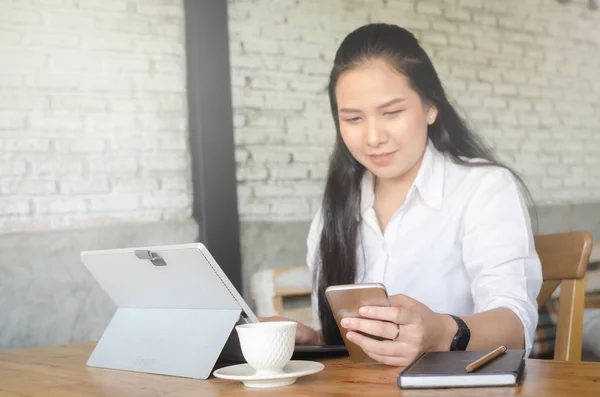 Jeune femme qui travaille il café — Photo