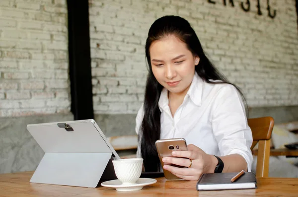 Jeune femme utilisant un ordinateur portable dans un café — Photo