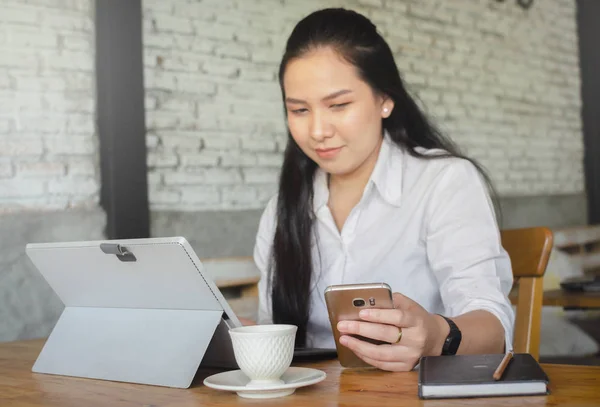 Jeune femme utilisant un ordinateur portable dans un café — Photo