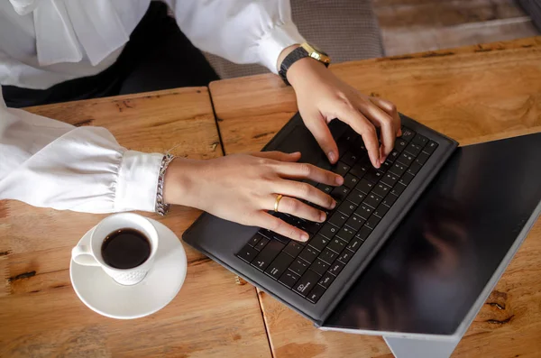 Jeune femme utilisant un ordinateur portable dans un café — Photo