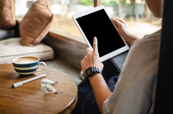 Man met behulp van Tablet PC op houten tafel — Stockfoto