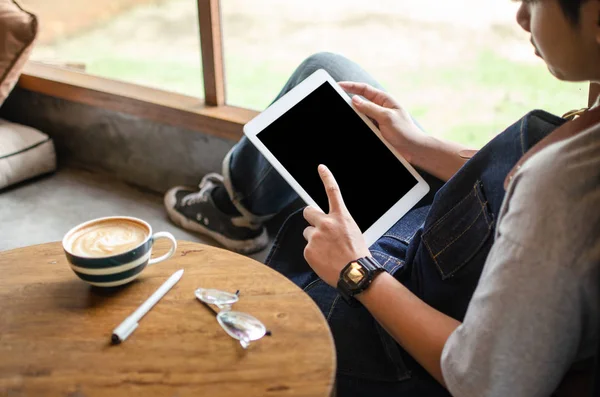 Hombre usando tableta en mesa de madera — Foto de Stock