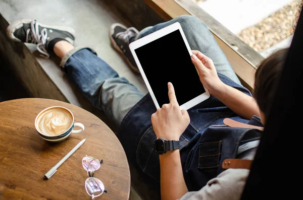 Hombre usando tableta en mesa de madera — Foto de Stock