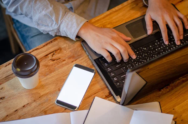 Homme utilisant un téléphone intelligent dans le café — Photo