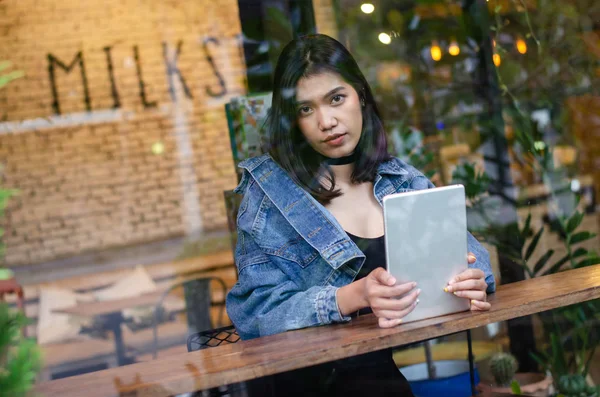 Mujer asiática feliz usando tableta en la cafetería —  Fotos de Stock