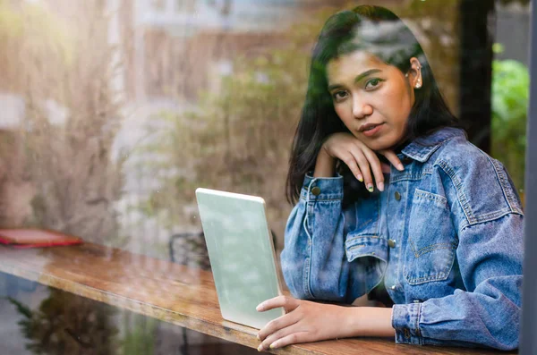 Kafede tablet kullanan mutlu Asyalı kadın — Stok fotoğraf