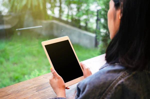 Mujer asiática feliz usando tableta en la cafetería — Foto de Stock