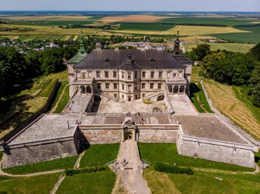   Batı Ukrayna'da Pidhirtsi kalesi. En güzel kalelerden biri