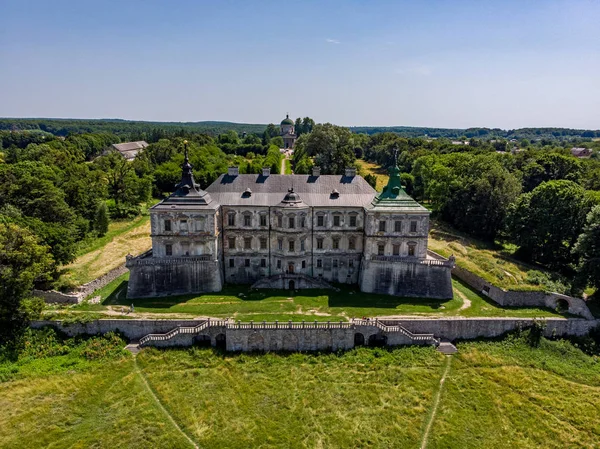   Batı Ukrayna'da Pidhirtsi kalesi. En güzel kalelerden biri