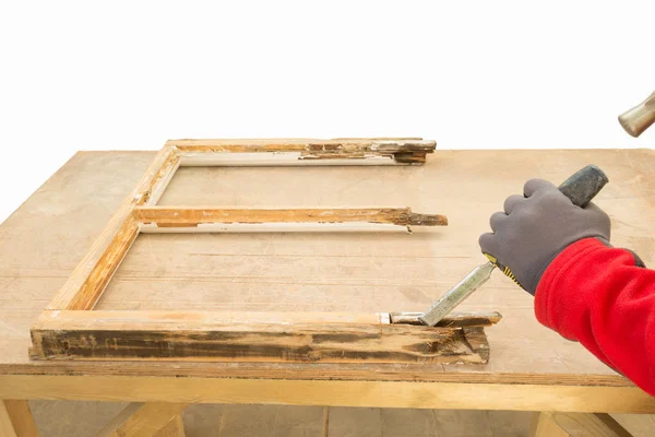 Carpinteiro usando um cinzel durante a reparação de uma antiga faixa de janela — Fotografia de Stock