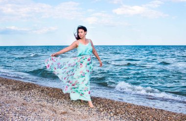 Deniz kenarında yürüyen kadın