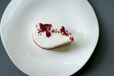 Yukarıdan bir tabakta leziz kek.