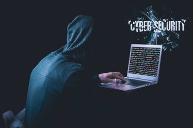 Anonim hacker hoody ikili akışları ve bilgi güvenlik şartları cybersecurity kavramı bir kod arka plan önünde dizüstü bilgisayar ile siyah