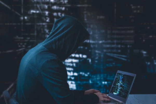 Anonim Hacker Dalam Hoody Hitam Dengan Laptop Depan Kode Latar — Stok Foto