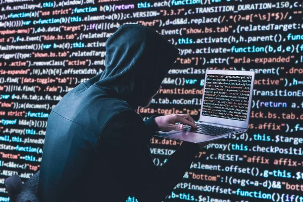 Anônimo Hacker Capuz Preto Com Laptop Frente Fundo Código Com — Fotografia de Stock