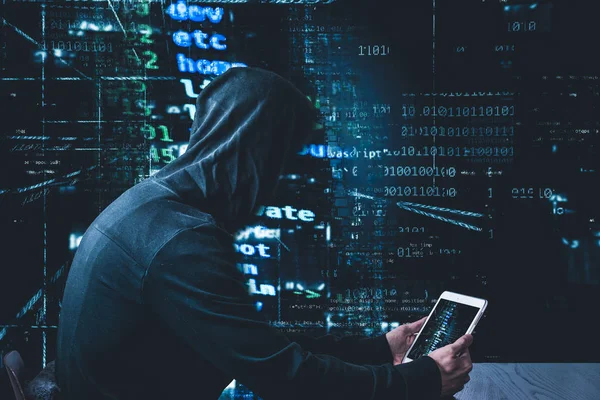 Anonim hacker hoody ikili akışları ve bilgi güvenlik şartları cybersecurity kavramı bir kod arka plan önünde tablet ile siyah