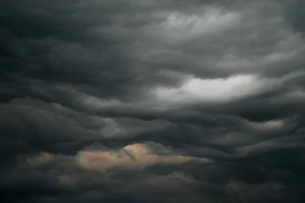 Dramatiska Svarta Himlen Moln Storm Mönster Solen Topp Genom Bakgrunden — Stockfoto