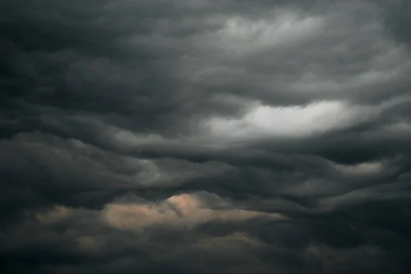 劇的な黒い空雲嵐パターン太陽の背景を介してピーク ストック画像