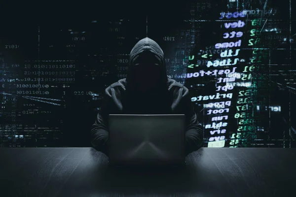 Hacker Anonim Dengan Komputernya Depan Latar Belakang Kode Biner — Stok Foto