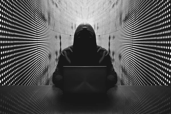 Onun bilgisayar önünde anonim hacker