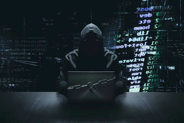 İkili kod arka plan önünde kilitli bilgisayarı ile anonim hacker