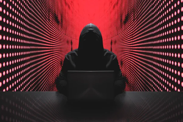 Hacker Anonimo Fronte Suo Computer Con Sfondo Della Parete Luce — Foto Stock