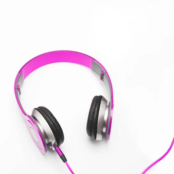 白色背景上的粉红色耳机 孤立的正方形 — 图库照片