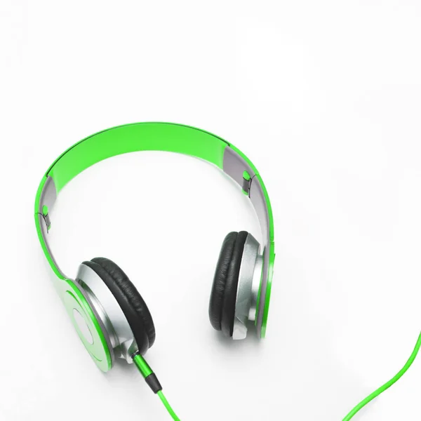 绿色耳机在白色背景 被隔绝的正方形 — 图库照片
