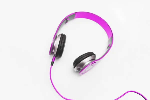 粉红色耳机在白色背景 被隔绝的水平 — 图库照片