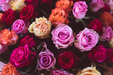 Farklı renklerde gül buketi yaz