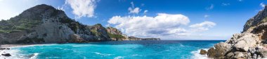 Çam ağaçlarının gölgeleri kristal su, Mallorca Akdeniz, Balear Adaları.