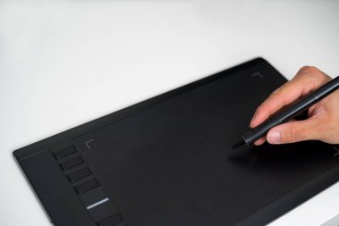 Yakın çekim el grafik tablet evde kullanma