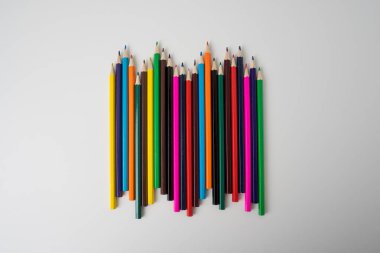 Beyaz arka planda izole edilmiş renkli kalemler. Kapatın..